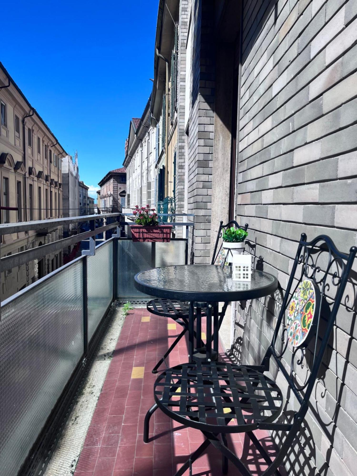 カザーレ・モンフェッラートCasa Piemontアパートメント エクステリア 写真
